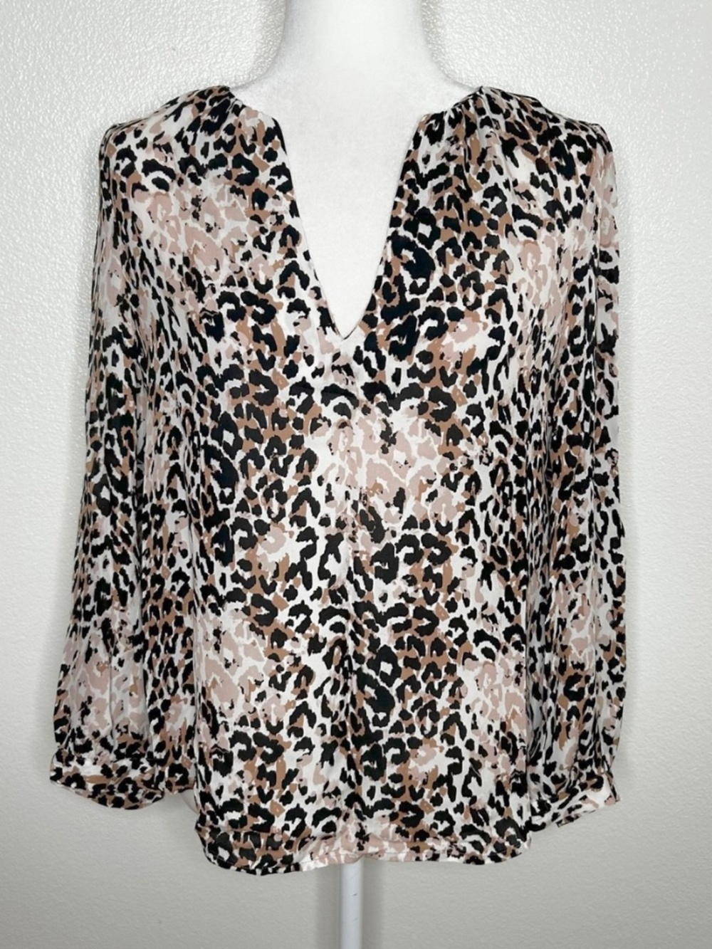 Joie Womens Beige Leopard 100% Silk V-Neck Long Sleeve Top Blouse Size M EUC